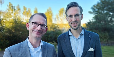 Trustlog-Geschäftsführer Jonathan Szejnmann (Rechts) und Thomas Gartner, Vice President Sales (BRZ) freuen sich über die Integration der digitalen Bürgschaftsverwaltung in die Cloudlösung BRZ 365 Finance.