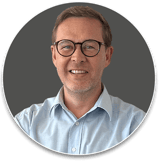 Mann mittleren Alters mit Brille 