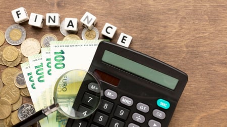photo d'une calculette avec de l'argent à coté