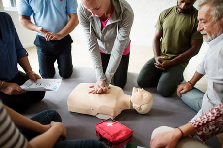 groupe-de-personnes-diverses-dans-la-classe-de-formation-cpr
