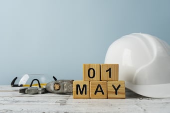 Équipement de sécurité de chantier avec un casque blanc, des lunettes de protection, un marteau.