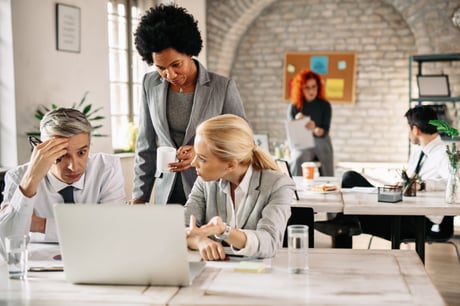l-equipe-commerciale-des-problemes-et-parle-en-utilisant-un-ordinateur-portable-au-bureau-l-accent-est-mis-sur-la-femme-d-affaires-afro-americaine