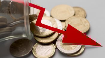 pièce de monnaie avec une flèche rouge qui descend vers le bas pour symboliser la diminution des coûtsr