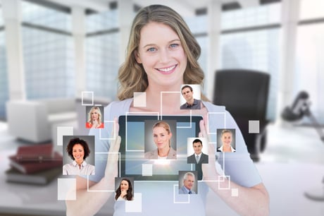 sourire-d-affaires-montrant-sa-tablette-avec-une-application-virtuelle