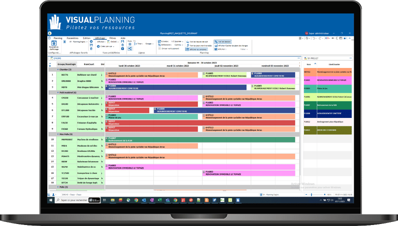 Cette image montre l'interface d'un planning sur un écran d'ordinateur portable, utilisant le logiciel Visual Planning. L'écran présente un calendrier hebdomadaire détaillé, permettant la gestion des ressources, des équipements et des projets pour différents chantiers. Chaque tâche est représentée par une couleur distincte, facilitant l'organisation et le suivi des activités. Le logiciel aide à la planification des travaux, à l'optimisation des ressources et à la gestion des priorités, en offrant une vue claire et structurée des projets en cours et futurs.