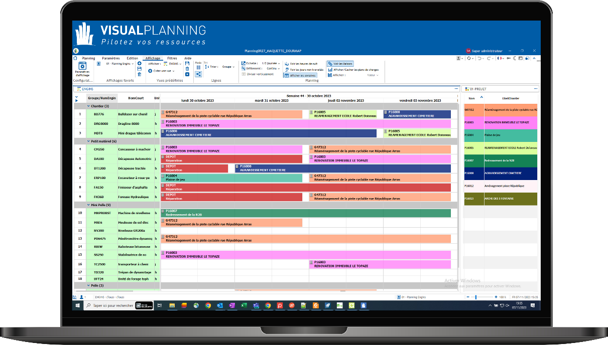 Cette image montre l'interface d'un planning sur un écran d'ordinateur portable, utilisant le logiciel Visual Planning. L'écran présente un calendrier hebdomadaire détaillé, permettant la gestion des ressources, des équipements et des projets pour différents chantiers. Chaque tâche est représentée par une couleur distincte, facilitant l'organisation et le suivi des activités. Le logiciel aide à la planification des travaux, à l'optimisation des ressources et à la gestion des priorités, en offrant une vue claire et structurée des projets en cours et futurs.